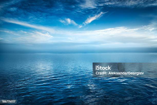 Dramática Paisagem Com Nuvens Sobre O Oceano Azul Escuro Profundo - Fotografias de stock e mais imagens de Céu