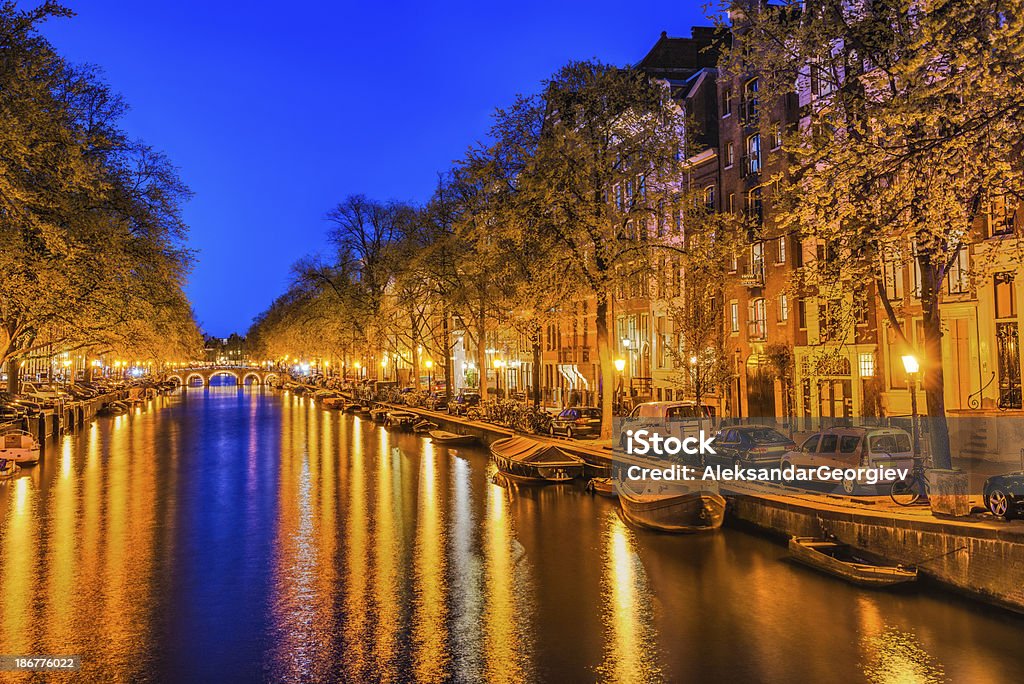 Amsterdam City scena wody kanał w nocy - Zbiór zdjęć royalty-free (Amsterdam)