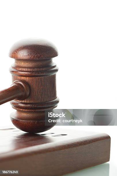 Legal Martelo De Juiz Em Fundo Branco - Fotografias de stock e mais imagens de Advogado - Advogado, Crime, Defesa Legal