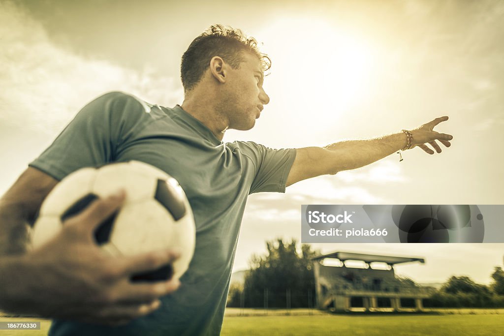 Giocatore di calcio sul campo di calcio leader - Foto stock royalty-free di Adulto