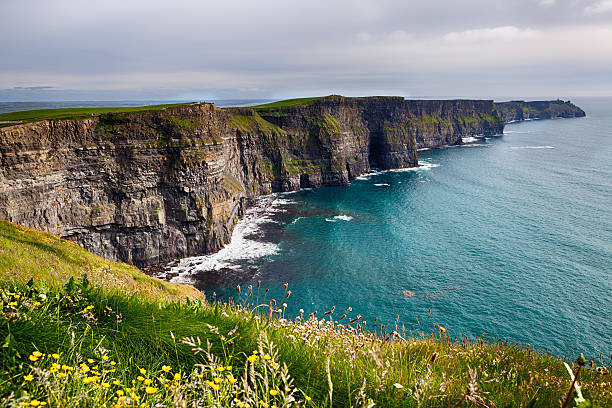 penhascos de moher - cliffs of moher cliff republic of ireland sea imagens e fotografias de stock