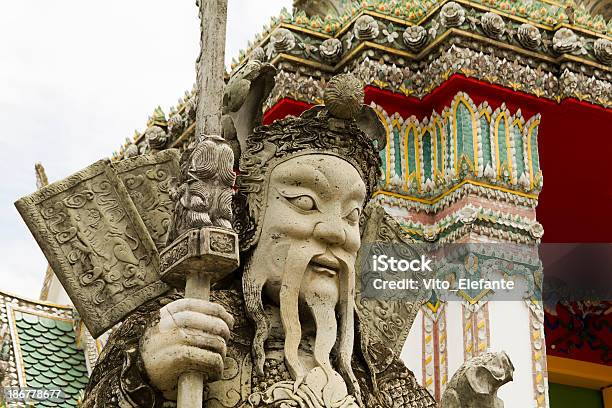 Templo Guarda Bangkoks Grande Palácio - Fotografias de stock e mais imagens de Adulação - Adulação, Ao Ar Livre, Armadura - Armadura tradicional