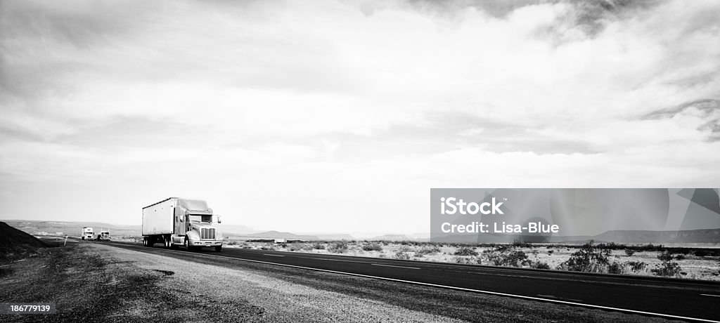 Camion sur autoroute. Noir et blanc - Photo de Activité libre de droits