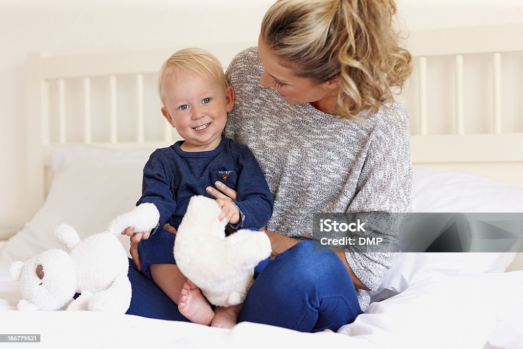 Jovem mulher com o seu filho segurando ursos de Pelúcia - Royalty-free Criança pequena Foto de stock