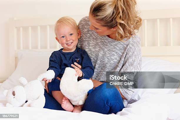 Jovem Mulher Com O Seu Filho Segurando Ursos De Pelúcia - Fotografias de stock e mais imagens de Criança pequena