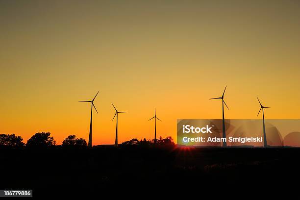 Kraft Generieren Windmühlen Stockfoto und mehr Bilder von Abenddämmerung - Abenddämmerung, Agrarbetrieb, Ausrüstung und Geräte