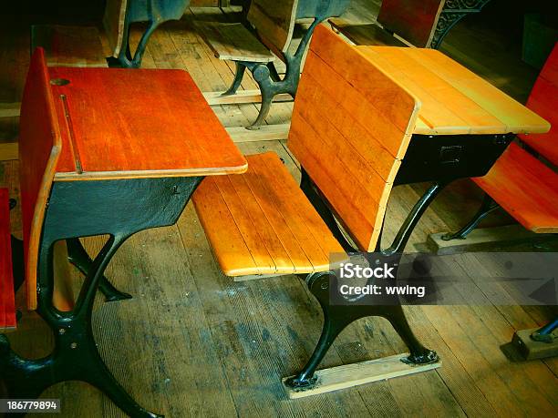 Photo libre de droit de Old School Photo Avec Mètre Les Bureaux banque d'images et plus d'images libres de droit de Bureau - Ameublement - Bureau - Ameublement, Bâtiment vu de l'extérieur, Couleur rehaussée