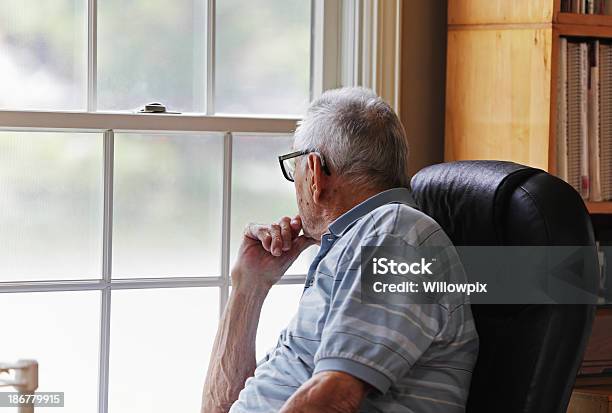 Einsam Senior Mannes Blick Durchs Fenster Stockfoto und mehr Bilder von Depression - Depression, Hörgerät, 80-89 Jahre