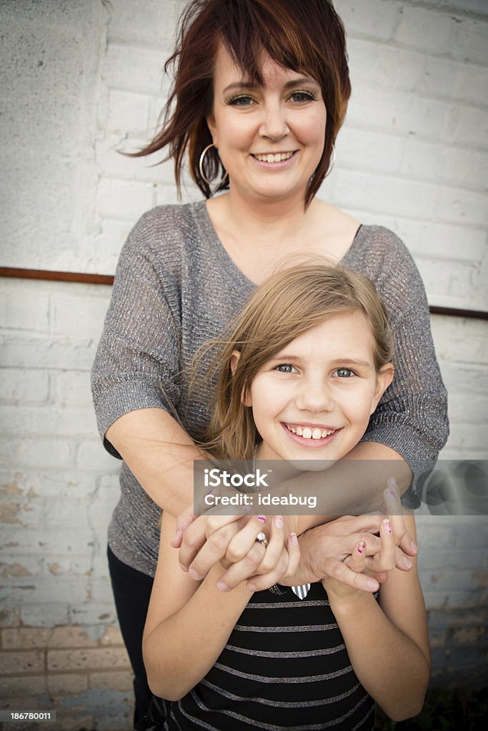 Mutter mit kleinen Tochter stehen an Wand - Lizenzfrei 10-11 Jahre Stock-Foto