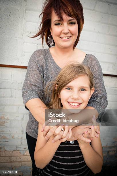 Mutter Mit Kleinen Tochter Stehen An Wand Stockfoto und mehr Bilder von 10-11 Jahre - 10-11 Jahre, 30-34 Jahre, Alleinerzieherin