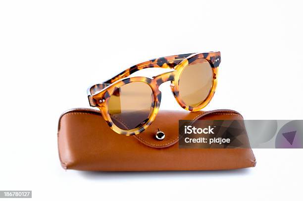 Sonnenbrille Auf Leder Brillenfutteral Stockfoto und mehr Bilder von Accessoires - Accessoires, Bildschärfe, Brillenfutteral