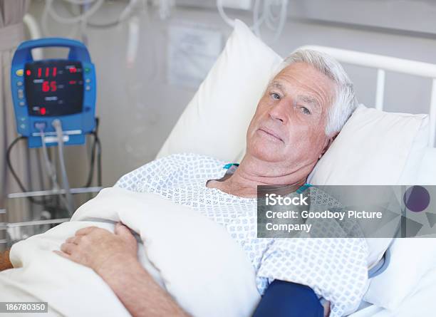 Recuperating Después De La Cirugía Foto de stock y más banco de imágenes de Cama - Cama, Hombres, Hospital