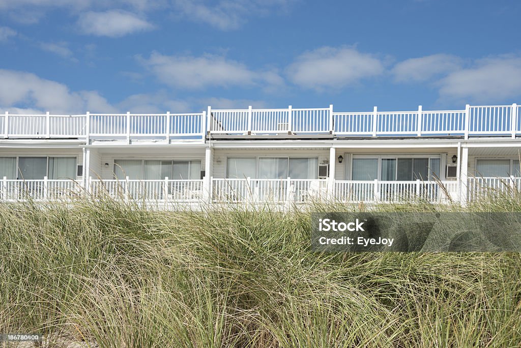 Dune grama e de unidades de férias na praia - Foto de stock de Céu - Fenômeno natural royalty-free