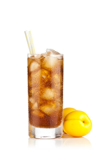 chá gelado e pêssego - cocktail drinking straw ice glass imagens e fotografias de stock
