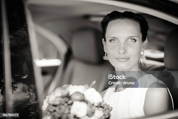 Невеста В Свадьба Автомобиль — стоковые фотографии и другие картинки 30-34 года - 30-34 года, Just Married - английское словосочетание, Автомобиль