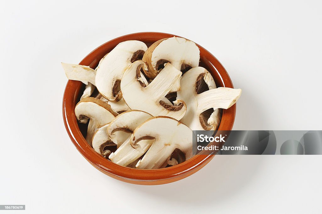 Tranches de champignon champignons dans un bol en céramique - Photo de Aliment libre de droits