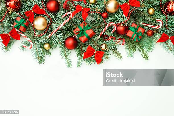 Guirnalda De Navidad Foto de stock y más banco de imágenes de Navidad - Navidad, Guirnalda - Decoración, Fondos