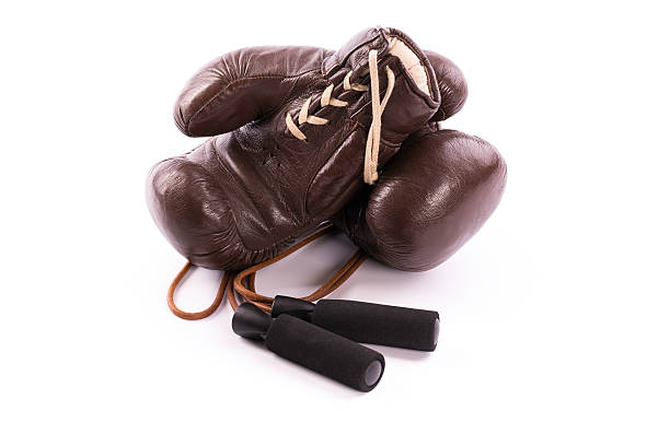 boxe guanti con corda per saltare - conflict boxing glove classic sport foto e immagini stock