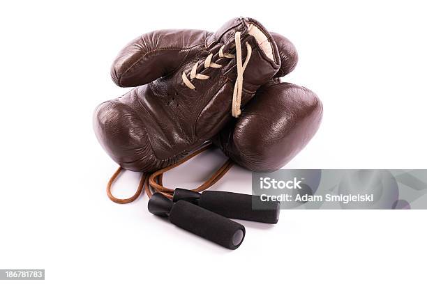 Foto de Luvas De Boxe Com Corda De Pular e mais fotos de stock de Antigo - Antigo, Aposentadoria, Boxe - Esporte