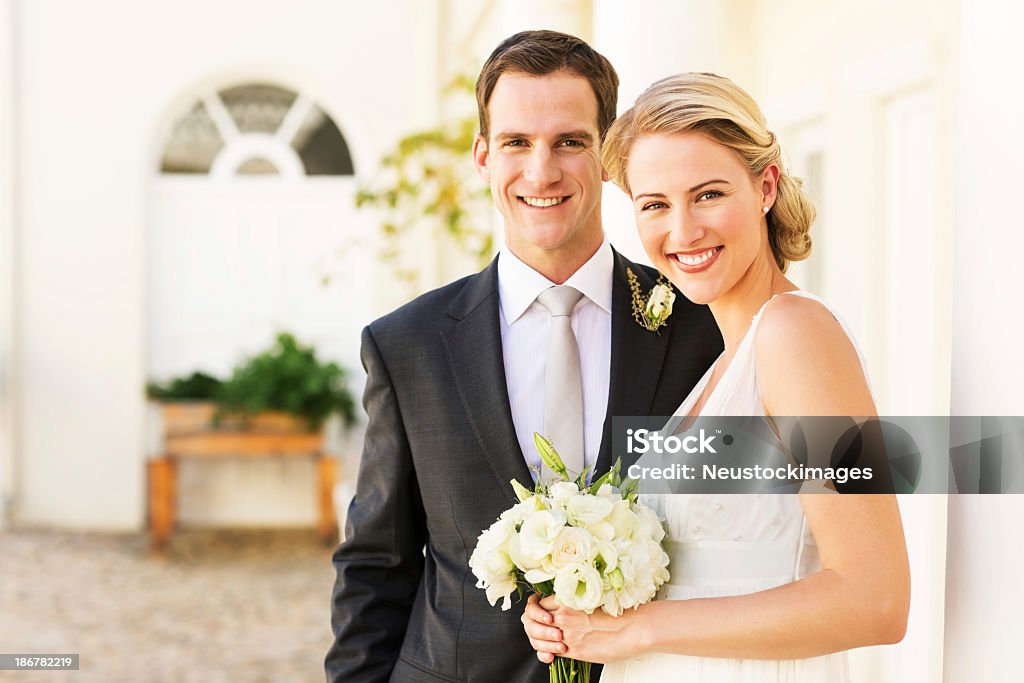Casal feliz em Pé - Royalty-free Casamento Foto de stock