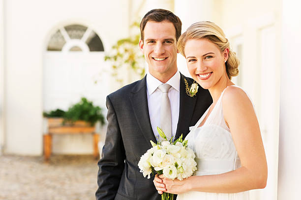 casal feliz juntos, em pé - bridal portrait - fotografias e filmes do acervo