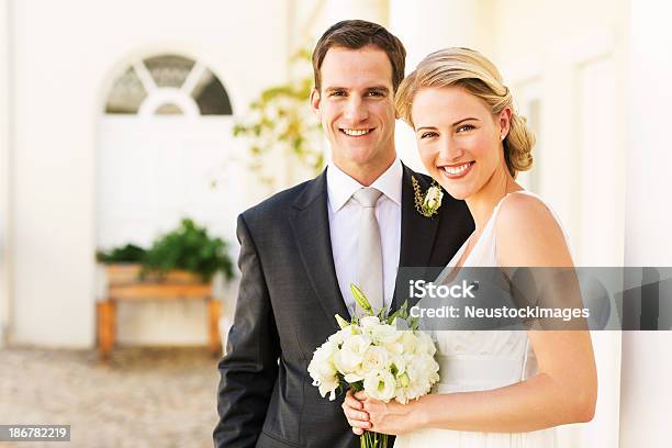 Casal Feliz Em Pé - Fotografias de stock e mais imagens de Casamento - Casamento, Noivo - Papel em Casamento, Noiva