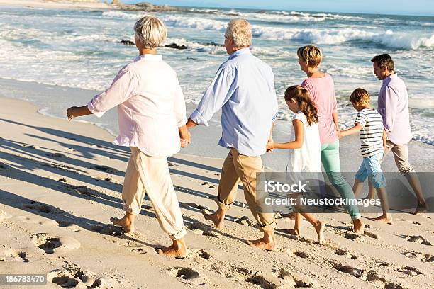 Drei Generation Familie Holding Hände Beim Aufwachen Am Strand Stockfoto und mehr Bilder von 10-11 Jahre