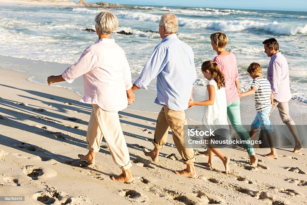 3 つの世代の家族の光景を楽しみにビーチ - 10歳から11歳のロイヤリティフリーストックフォト