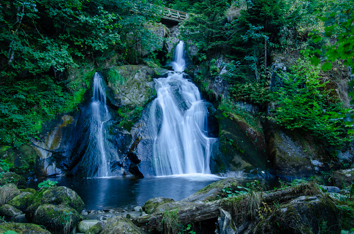 Le cascate di Triberg sono un'impressionante attrazione naturale nella Foresta Nera. Con un'altezza totale di 163 metri, sono le cascate più alte della Germania