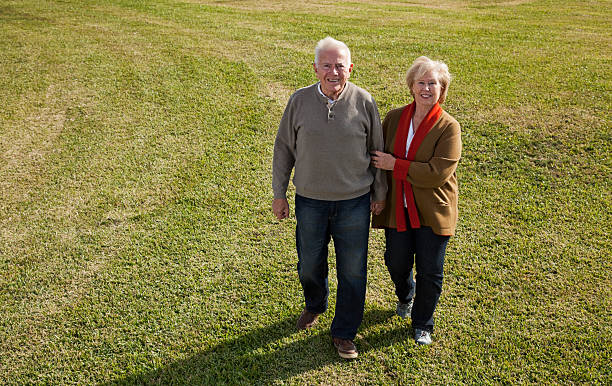 senior couple tenant les mains - sc0588 vertical full length outdoors photos et images de collection