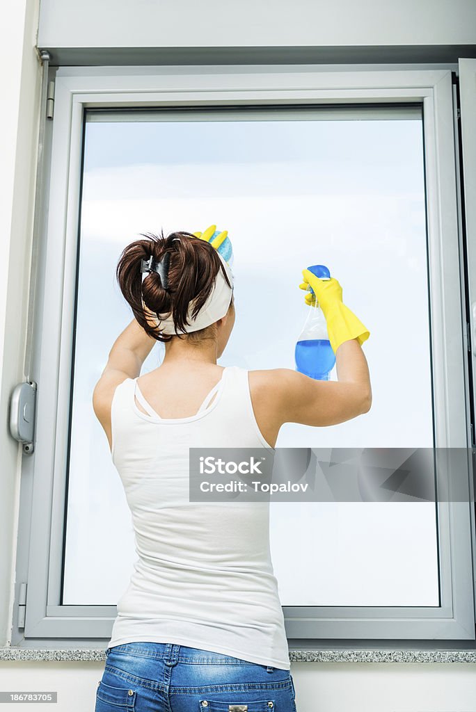 Nettoyage de la fenêtre - Photo de 30-34 ans libre de droits