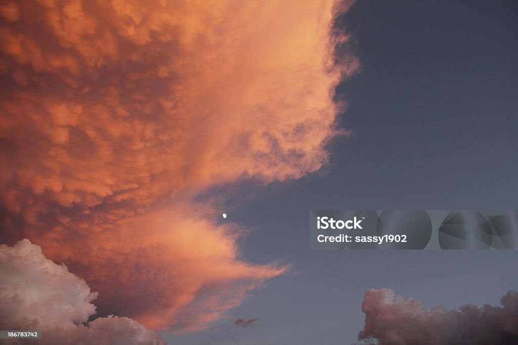 Dramatischen Sonnenuntergang-Himmel Moon - Lizenzfrei Abenddämmerung Stock-Foto