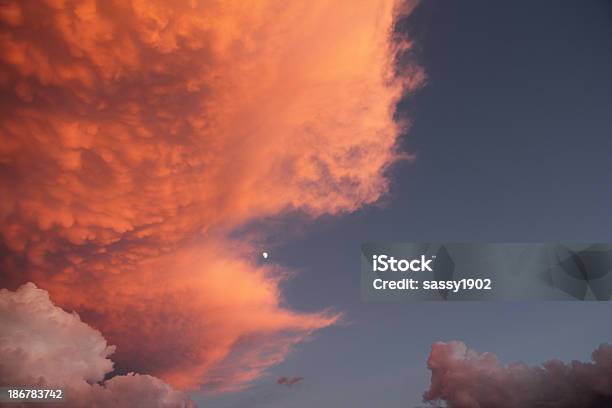 Spektakularny Zachód Słońca Niebo Księżyca - zdjęcia stockowe i więcej obrazów Alpenglow - Alpenglow, Aura, Bez ludzi