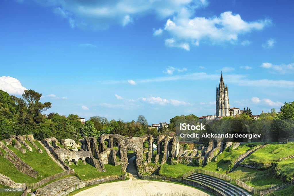 Resti di anfiteatro romano a Saintes Poitou-Charente - Foto stock royalty-free di Albero