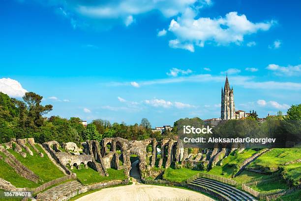 Resti Di Anfiteatro Romano A Saintes Poitoucharente - Fotografie stock e altre immagini di Albero