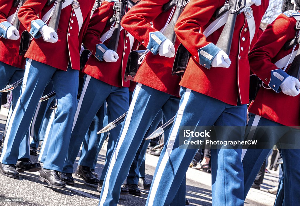 La vida real de dinamarca guardias marchando de gala uniformes - Foto de stock de Palacio de Amalienborg libre de derechos