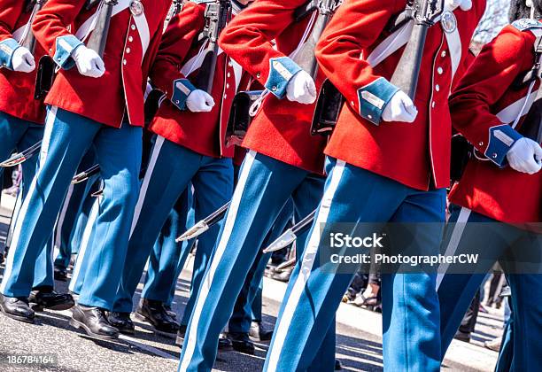 La Vida Real De Dinamarca Guardias Marchando De Gala Uniformes Foto de stock y más banco de imágenes de Palacio de Amalienborg