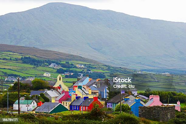 Typischen Farbenfrohen Irish Village Stockfoto und mehr Bilder von Halbinsel Beara Peninsula - Halbinsel Beara Peninsula, Verwaltungsbezirk County Cork, Berg