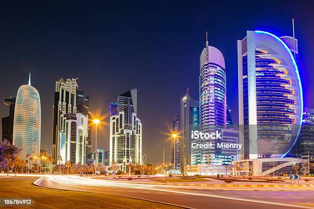 Доха Катар Небоскребы Города Ночной Пейзаж — стоковые фотографии и другие картинки Катар - Катар, Водить, Отель
