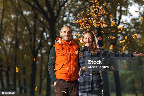 Junges Paar Genießen Sie Den Herbst Stockfoto und mehr Bilder von 25-29 Jahre - 25-29 Jahre, 30-34 Jahre, Aktivitäten und Sport