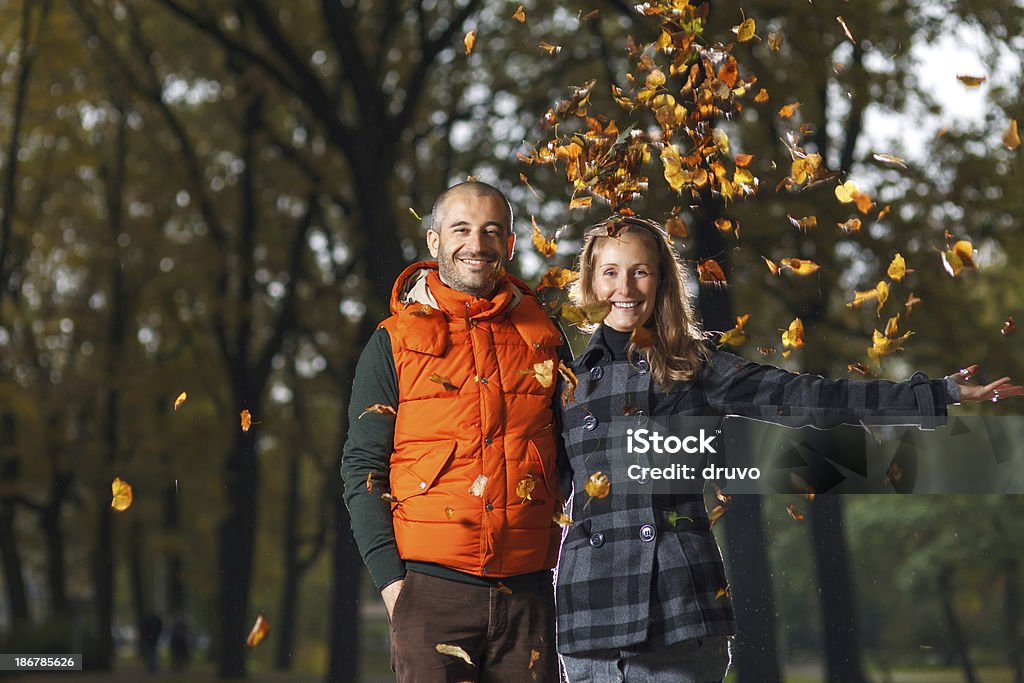 Giovane coppia godendo autunno - Foto stock royalty-free di 25-29 anni