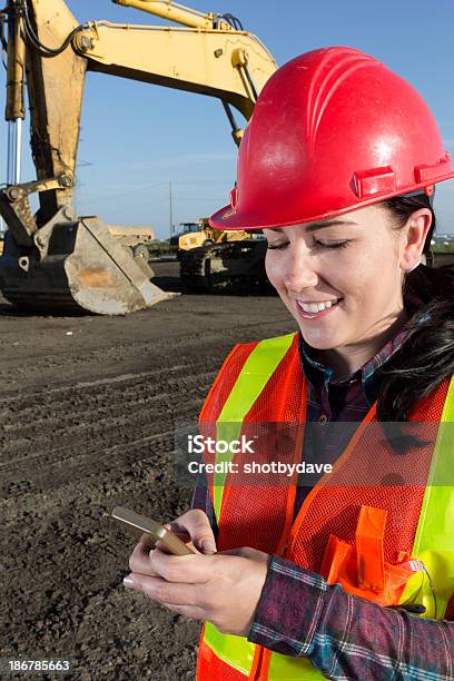 Mujeres Enviando Mensajes De Texto Trabajador De La Construcción Foto de stock y más banco de imágenes de Adulto