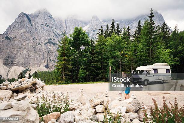 Junges Paar Reisen Mit Ihrem Wochenende Stockfoto und mehr Bilder von Wohnmobil - Wohnmobil, Berg, Paar - Partnerschaft