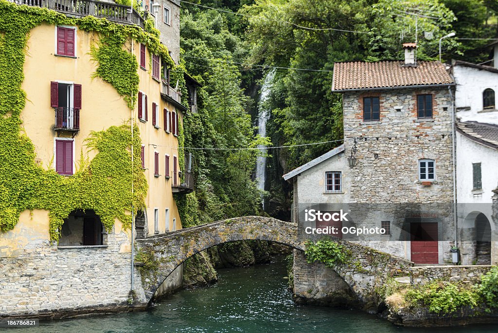 Hidden waterall em quaint aldeia.  -XXXL - Royalty-free Lago de Como Foto de stock