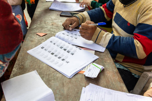 persone con foglio elettorale il giorno di voto elettorale indiano al mattino - electoral foto e immagini stock