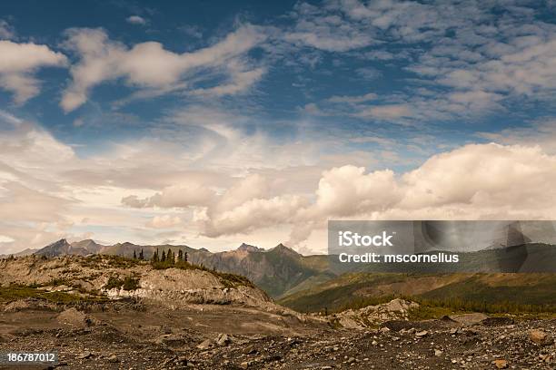 Glacial Morena Z Chmury - zdjęcia stockowe i więcej obrazów Chmura - Chmura, Fotografika, Góra