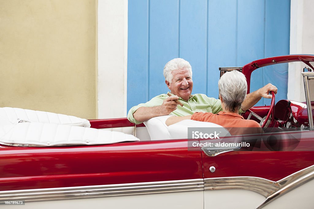 couple heureux au volant d'une voiture classique de Cuba - Photo de Rouge libre de droits