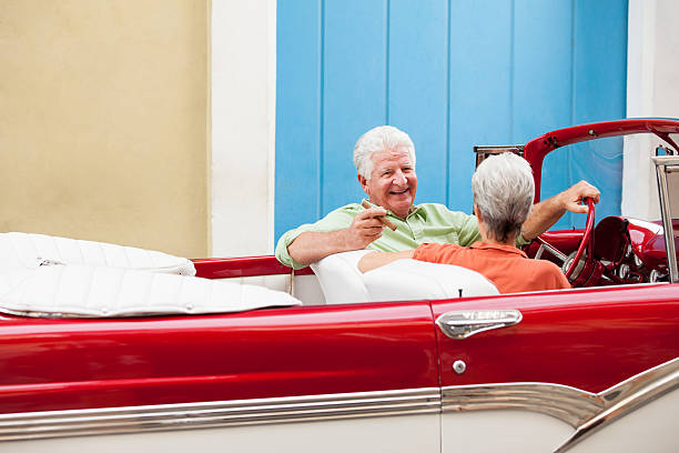 행복함 커플입니다 추진력있는 a 쿠바 클래식 카 - collectors car mature men transportation lifestyles 뉴스 사진 이미지