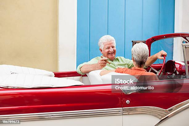 Casal Feliz De Conduzir Um Carro Clássico Cuba - Fotografias de stock e mais imagens de Vermelho - Vermelho, Carro, Casal