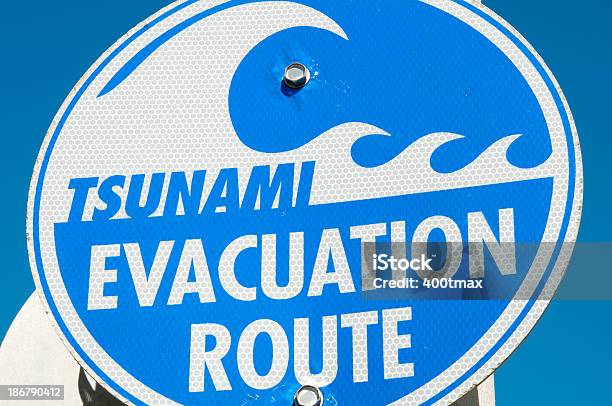 Tsunami Evakuierung Stockfoto und mehr Bilder von Blau - Blau, Dringlichkeit, Erdbeben